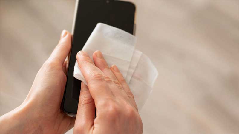 نکات مهمی که باید برای ضدعفونی تلفن همراه‌تان رعایت کنید: